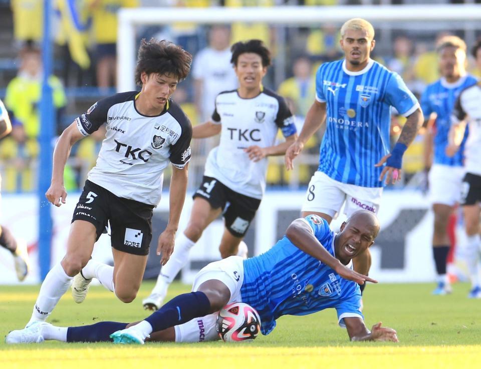 　後半、突破を阻まれ倒れる横浜ＦＣ・桜川ソロモン（下）＝撮影・吉澤敬太