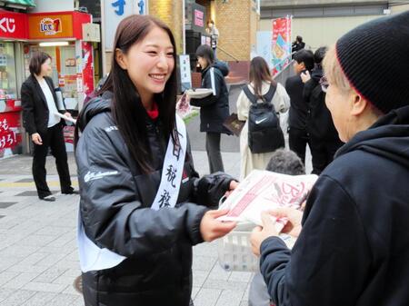 　浦和駅までチームのタブロイド紙を配布してＰＲした三菱重工浦和のＭＦ塩越＝６日