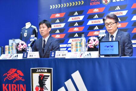 　会見で意気込みを語る日本代表・森保監督（左）。右は日本サッカー協会の山本昌邦ナショナルチームダイレクター（撮影・開出牧）