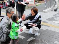 　浦和駅までチームのタブロイド紙を配布してＰＲした三菱重工浦和のＤＦ高橋＝６日