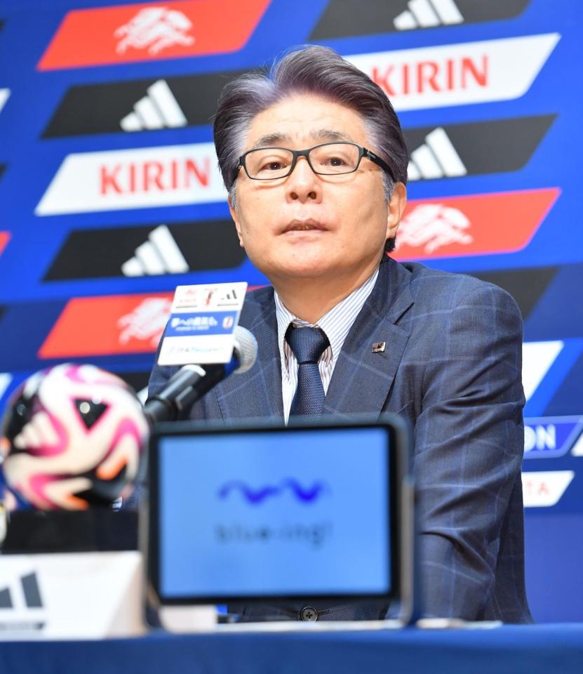 　会見であいさつをする日本サッカー協会の山本昌邦ナショナルチームダイレクター（撮影・開出牧）