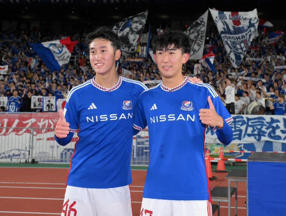 　試合後、笑顔を見せる横浜Ｍ・浅田大翔（左）と望月耕平＝６日