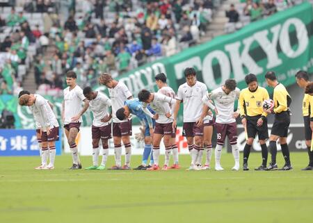 　東京Ｖと引き分け、肩を落とす神戸イレブン（撮影・西岡正）