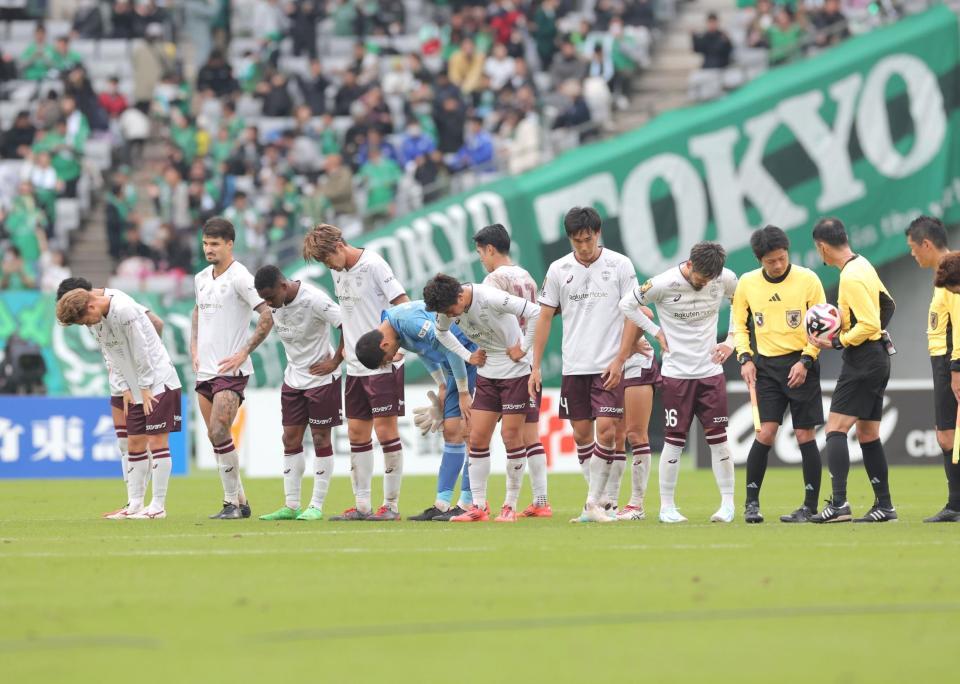 　東京Ｖと引き分け、肩を落とす神戸イレブン（撮影・西岡正）