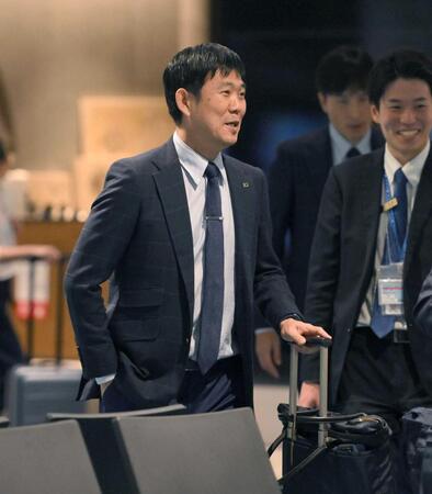 サッカー日本代表　機材トラブルで出発１０時間遅れる　代替機で午後８時過ぎに再出発　森保監督「いい教訓になった」