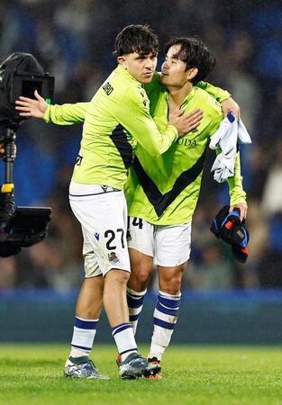 　バルセロナに勝利し喜ぶレアル・ソシエダードの久保（右）＝共同