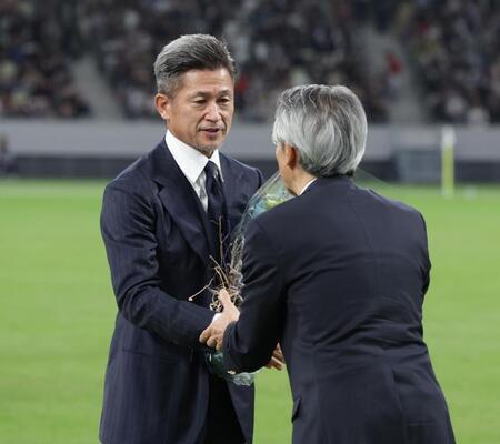 　明治安田・永島英器社長から花束を受け取る鈴鹿・三浦知良（撮影・金田祐二）