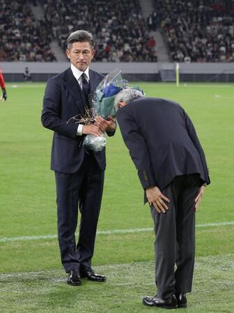 　明治安田・永島英器社長から花束を受け取る鈴鹿・三浦知良（撮影・金田祐二）