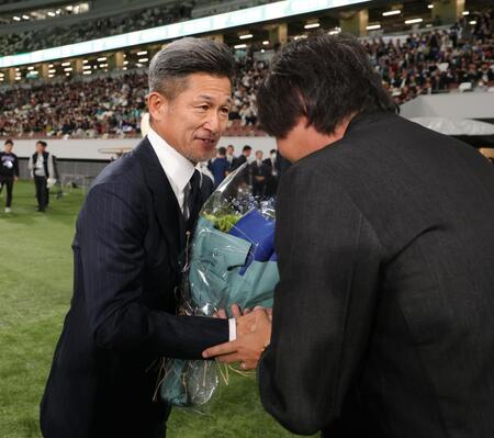　新宿・北島秀朗監督を激励する鈴鹿・三浦知良（撮影・金田祐二）