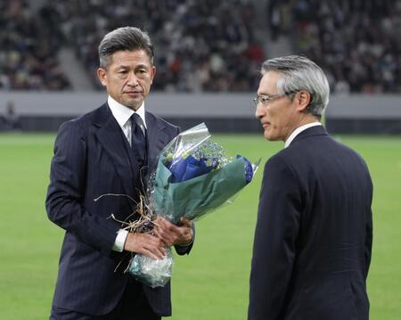 　明治安田・永島英器社長から花束を受け取る鈴鹿・三浦知良（撮影・金田祐二）