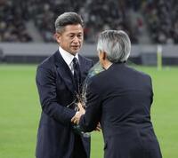 　明治安田・永島英器社長から花束を受け取る鈴鹿・三浦知良（撮影・金田祐二）
