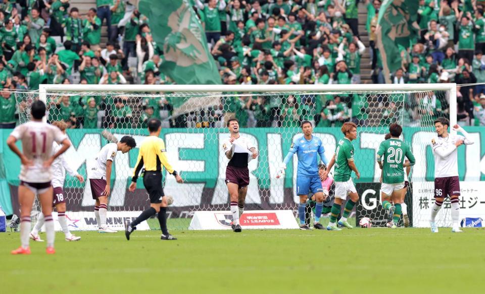 　後半追加タイム、オウンゴールで同点となり肩を落とす神戸イレブン（撮影・西岡正）