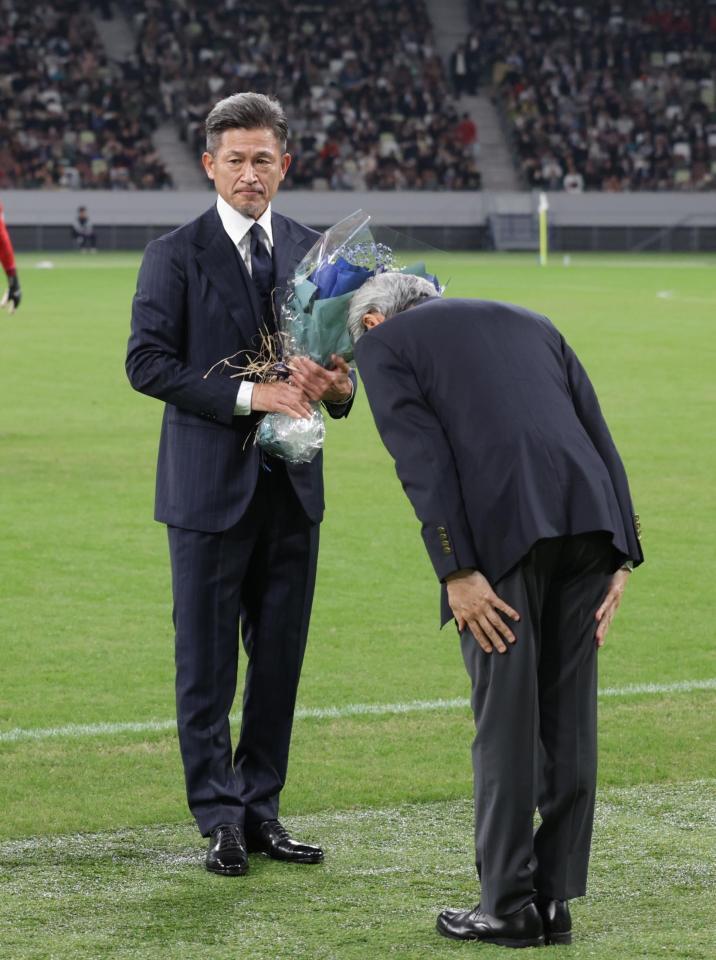 　明治安田・永島英器社長から花束を受け取る鈴鹿・三浦知良（撮影・金田祐二）