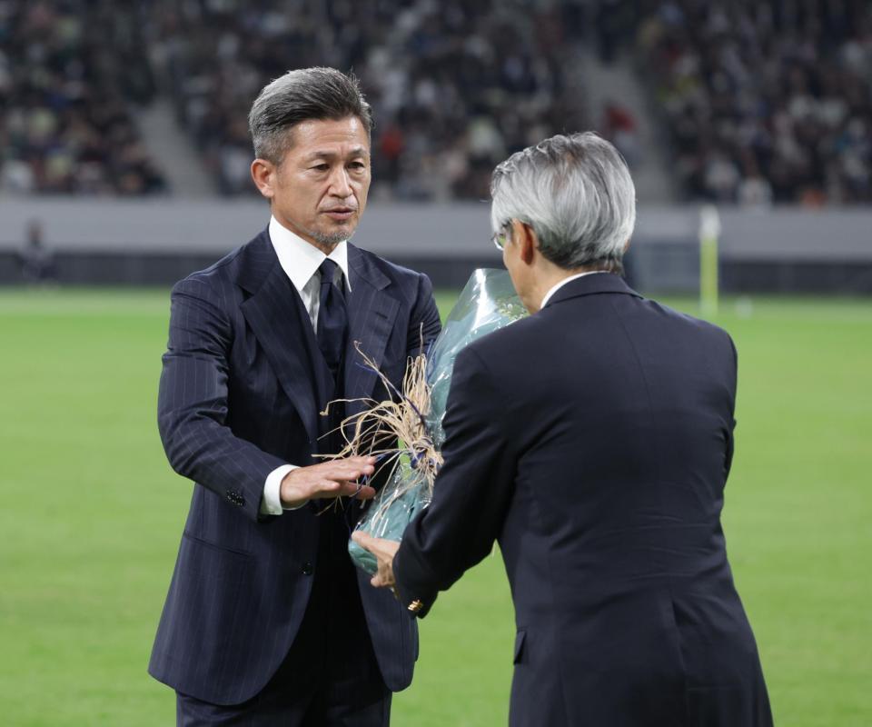 　明治安田・永島英器社長から花束を受け取る鈴鹿・三浦知良（撮影・金田祐二）