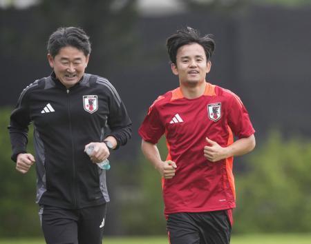 　サッカーＷ杯アジア最終予選のインドネシア戦に向け、調整する久保（右）＝ジャカルタ（共同）