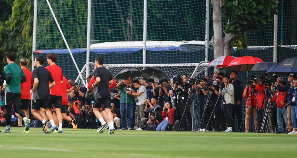 　サッカーＷ杯アジア最終予選のインドネシア戦に向けた日本代表の初練習に押しかけた地元メディア関係者ら（共同）