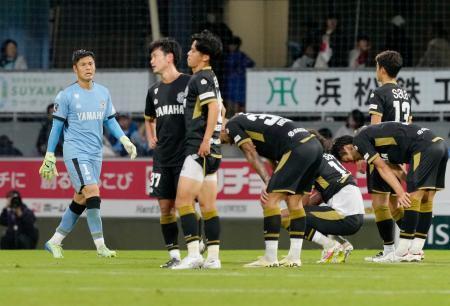 　横浜Ｍに敗れ、肩を落とすＧＫ川島（左端）ら磐田イレブン＝ヤマハ