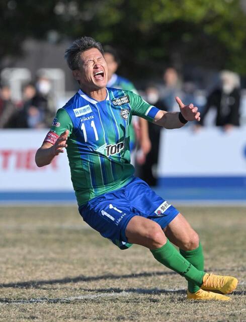 サッカー 三浦知良選手 鈴鹿・三浦知良 プロ40年目へ「成長していきたい」今季最終戦で4戦
