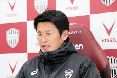 　オンライン取材に応じる神戸・吉田監督©ＶＩＳＳＥＬ　ＫＯＢＥ