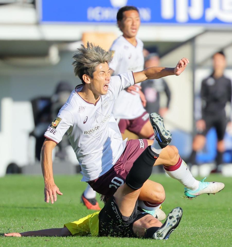 　前半、激しく競り合う神戸・大迫勇也（撮影・吉澤敬太）