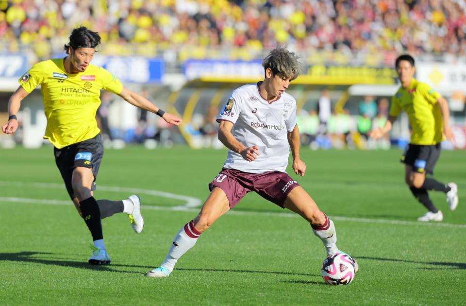 　前半、ゴール前でボールをキープする神戸・大迫勇也（撮影・吉澤敬太）