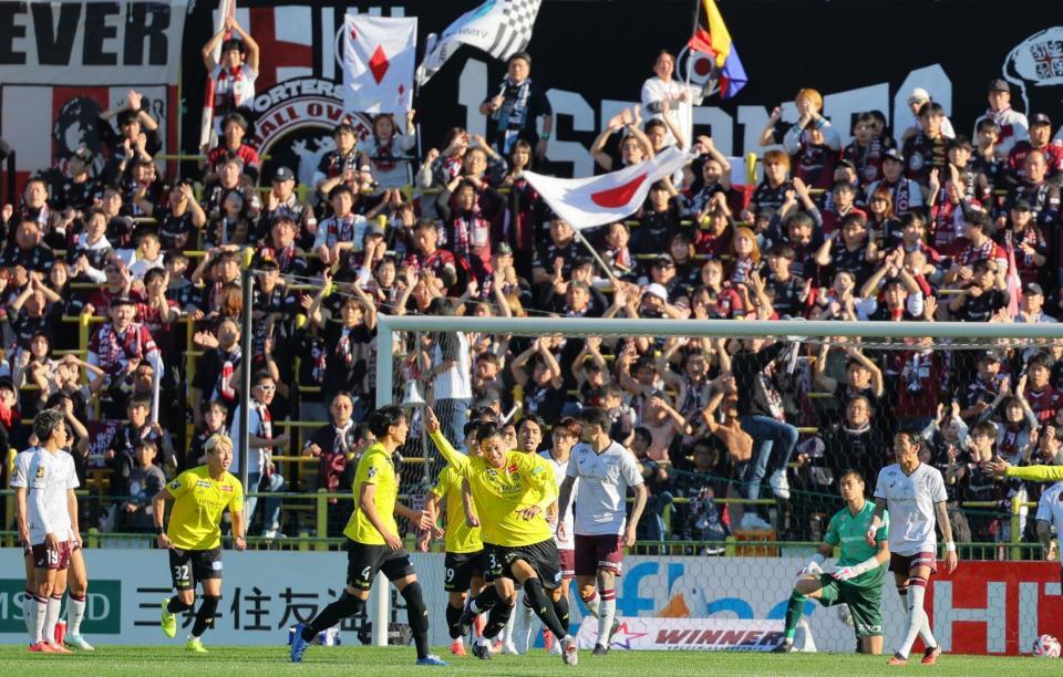 　前半、先制点を決め喜ぶ柏・木下康介（中央）とうなだれる神戸イレブン（撮影・吉澤敬太）