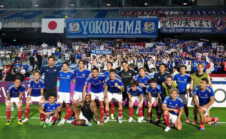 　セントラルコーストに快勝し、サポーターと写真に納まる横浜Ｍの選手たち（共同）