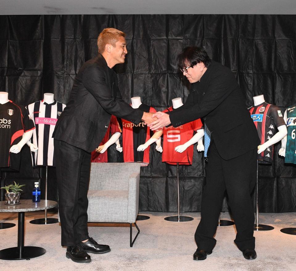 　高橋陽一氏（右）と握手をする稲本潤一