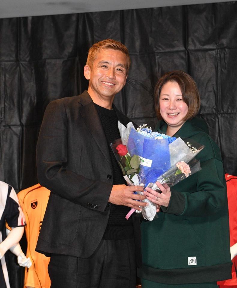 　田中美保夫人から花束を贈られた稲本潤一