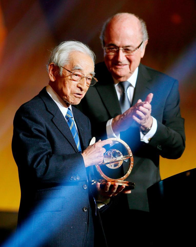 　２０１５年１月、国際サッカー連盟会長賞を受賞した賀川浩さん（左）（ＦＩＦＡ提供・ゲッティ＝共同）