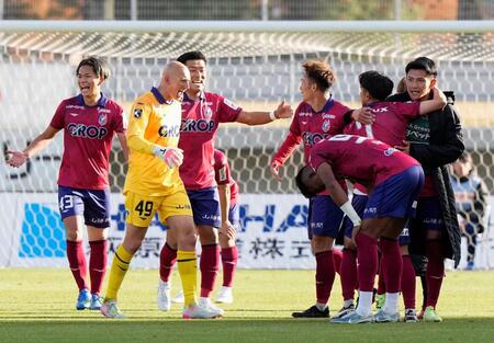 仙台に勝利し喜ぶ岡山イレブン。初のＪ１昇格を決めた