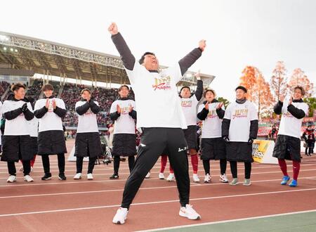 　初のＪ１昇格を決め、大喜びの岡山・木山監督（手前）