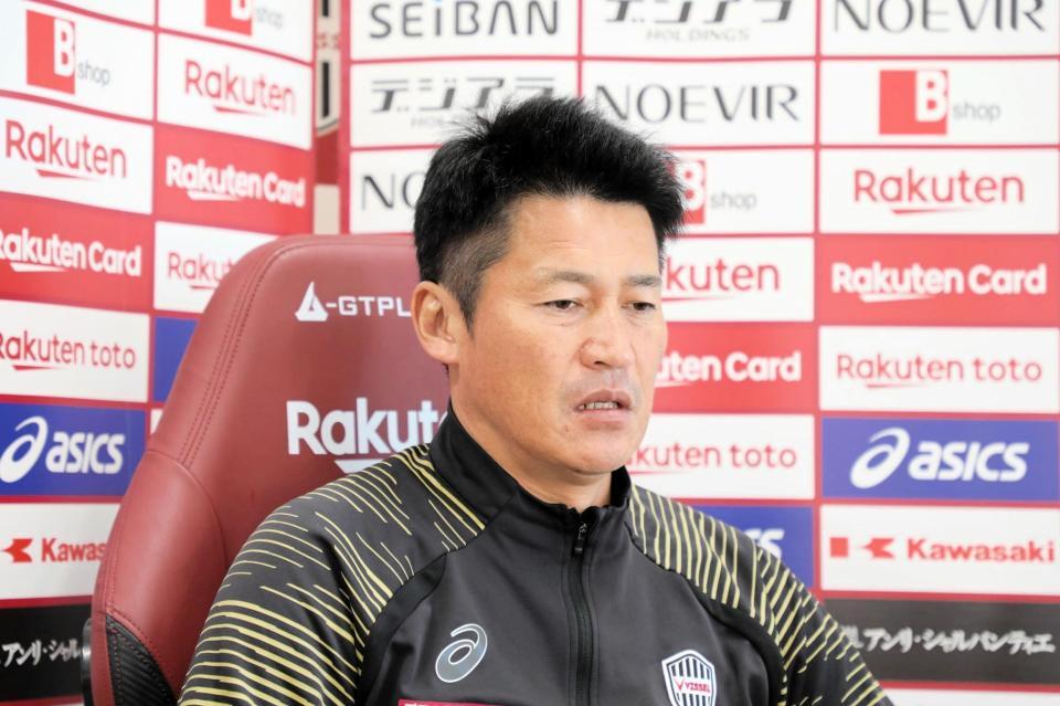 　オンライン取材に応じる吉田監督　©ＶＩＳＳＥＬ　ＫＯＢＥ