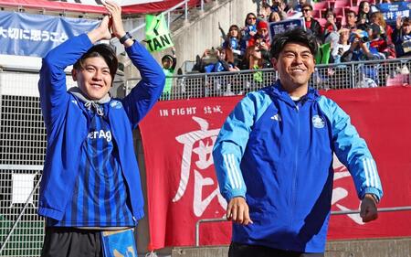 　試合前、町田の選手に声援を送るお笑いコンビの土佐兄弟