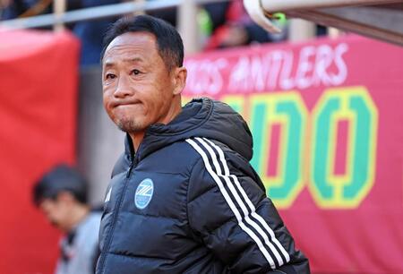 　試合前、ピッチを見つめる町田・黒田監督