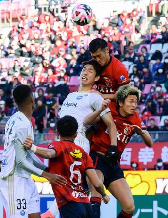 前半、空中で競り合う鹿島・植田（右上）と町田・呉世勲ら