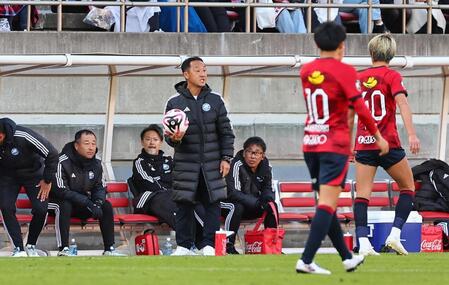 町田は初優勝に届かず　黒田監督は悔しさ押しころす　前半に堅守崩壊　鹿島に１－３で敗れ激動の１年を終える