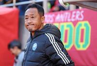 　試合前、ピッチを見つめる町田・黒田監督