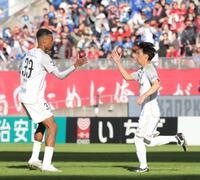 　前半、ゴールを決め、町田・望月ヘンリー海輝（左）とタッチを交わす下田北斗（撮影・西岡正）