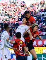 前半、空中で競り合う鹿島・植田（右上）と町田・呉世勲ら