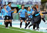 　前半、先制ゴールが決まり、鬼木監督（右手前）に抱きつく川崎イレブン