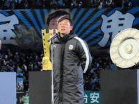 　試合後のセレモニーで涙のスピーチを行った川崎・鬼木監督