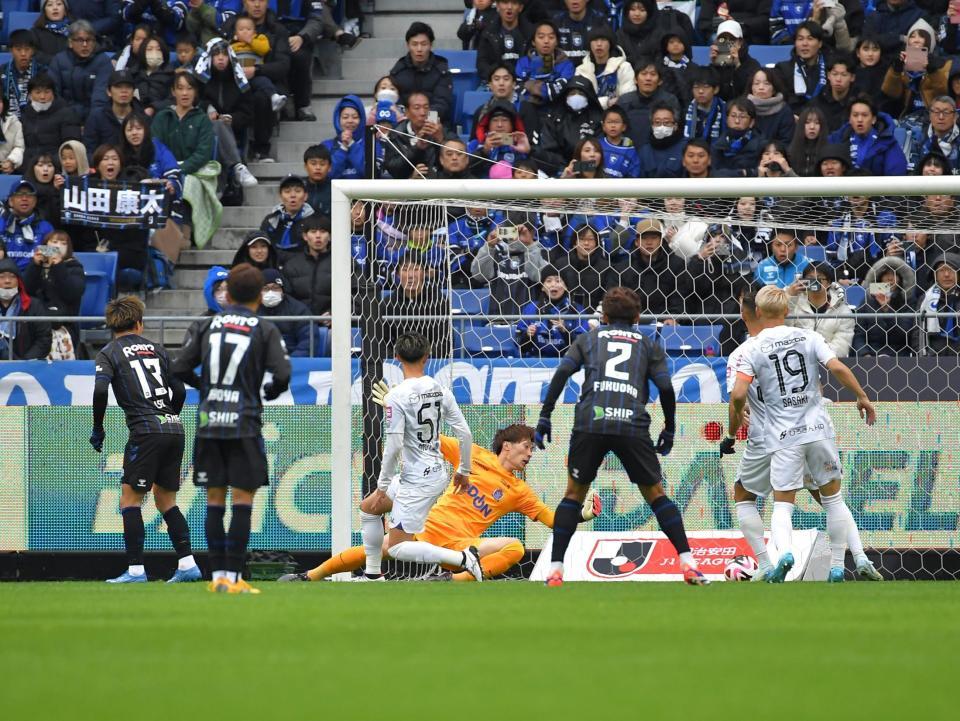 　前半、坂本（左端）に先制点許す広島（撮影・出月俊成）