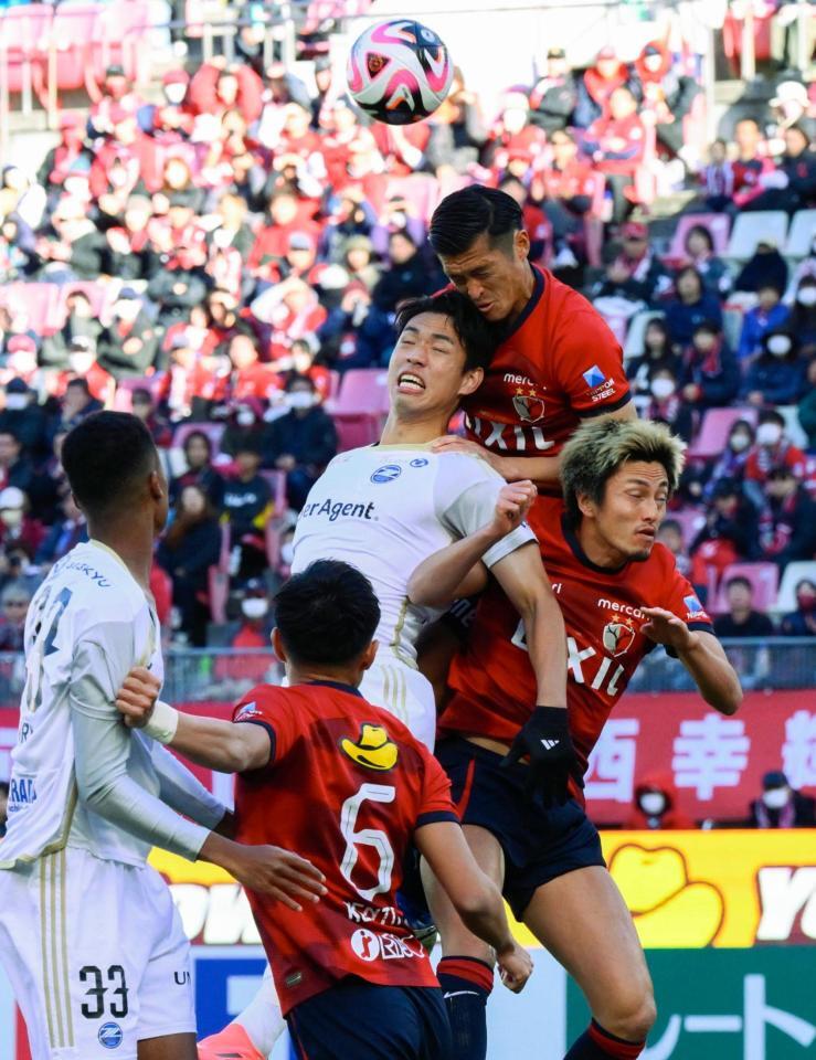 前半、空中で競り合う鹿島・植田（右上）と町田・呉世勲ら
