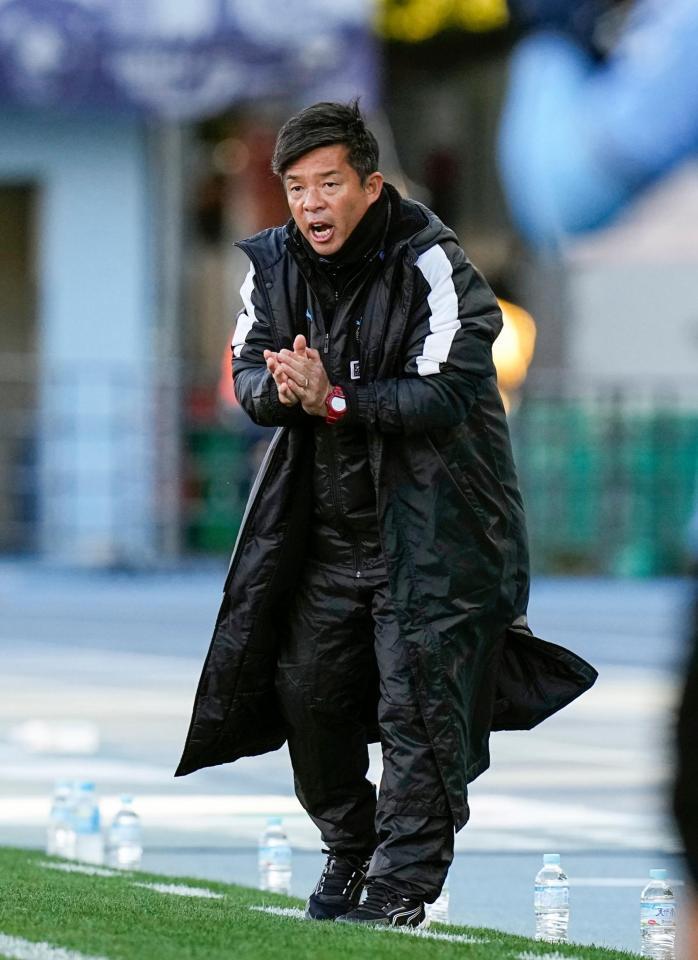 　後半、指示を出す川崎・鬼木監督