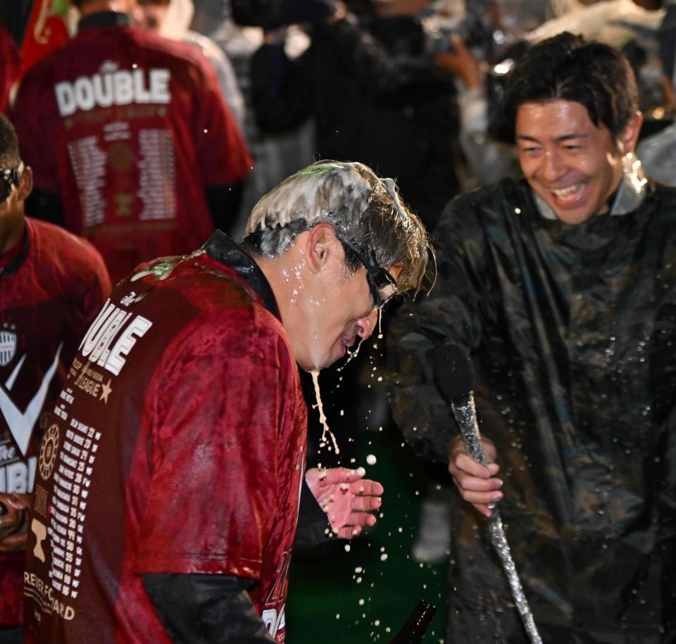 　ビールを浴びた神戸・大迫（撮影・北村雅宏）