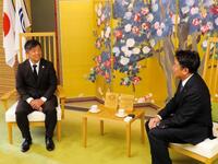 　福田紀彦川崎市長（右）を表敬訪問して歓談する鬼木氏