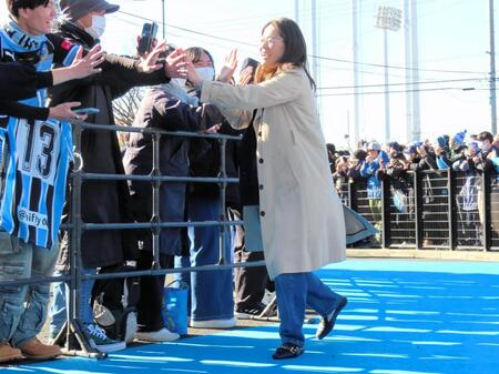 　「なでしこフレンズ」として出場のためブルーカーペットを通ってスタジアム入りする元なでしこジャパンの澤穂希さん