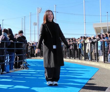 　「なでしこフレンズ」として出場のためブルーカーペットを通ってスタジアム入りする元なでしこジャパンの鮫島彩さん