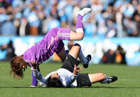 　中村憲剛氏（右）にタックルする吉田沙保里さん